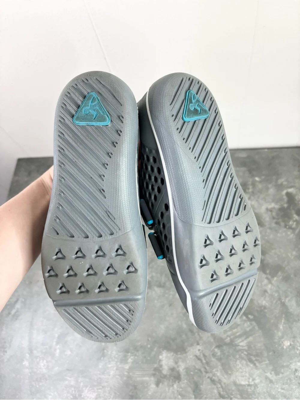 Plae mimo sneakers water shoes Velcro boys unisex size 2 youth